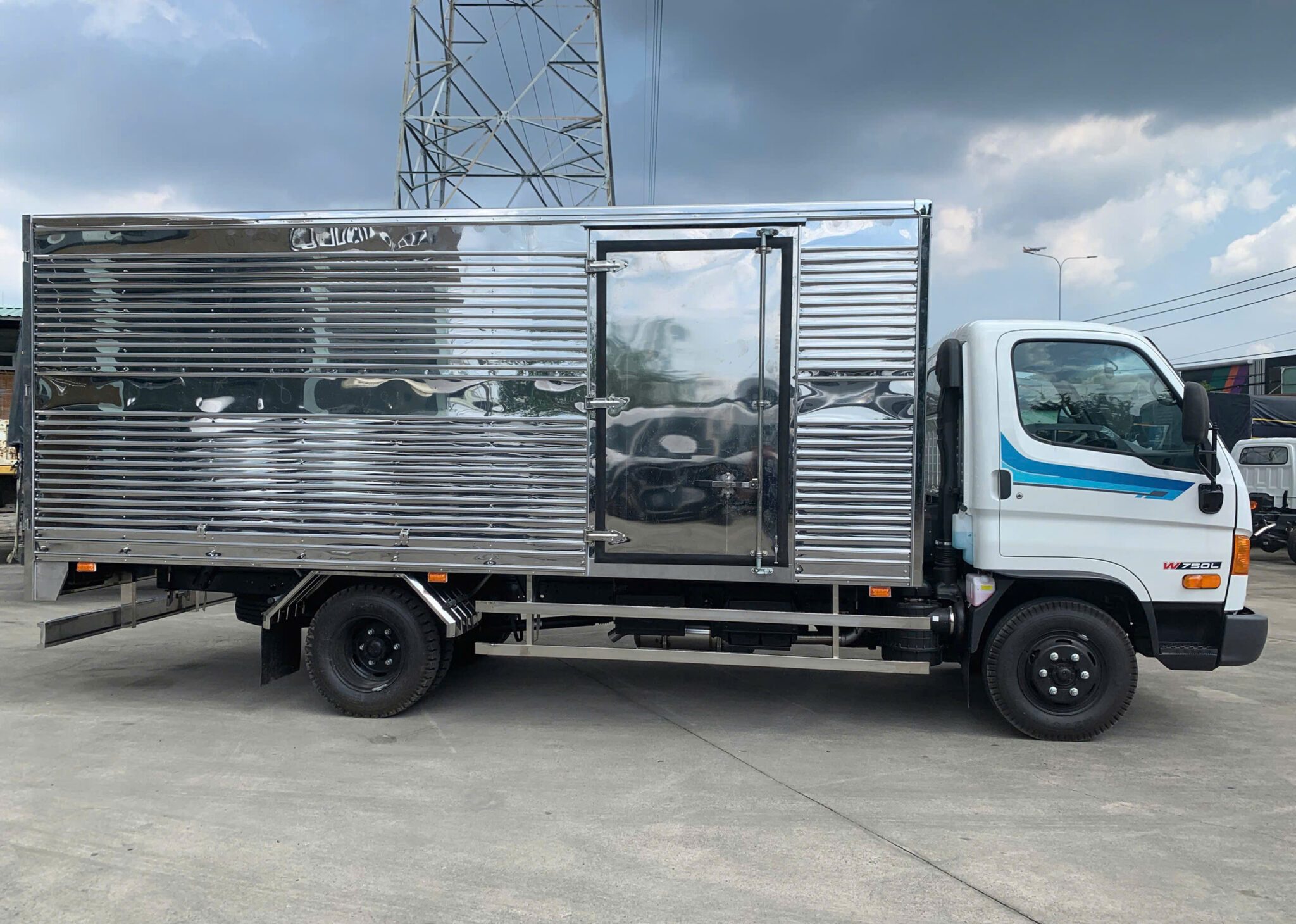hyundai mighty w750/w750l e5 thùng kín hyundai mighty w750/w750l e5 thùng kín